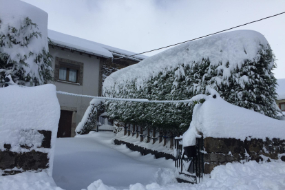 La nieve en Lumajo se acumula delante de las casas. MARILÓ