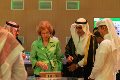 La reina Sofía, durante su visita a la galería de iniciativa medioambiental saudí. THE SAUDI GREEN INITIATIVE