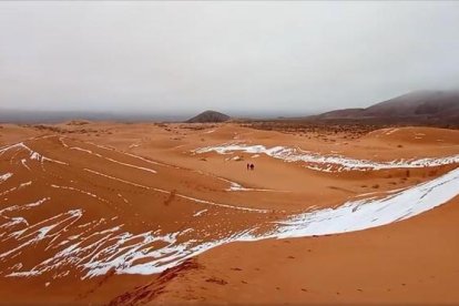 Restos de la nevada en el desierto del Sahara