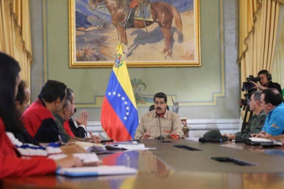 El presidente Nicolás Maduro reunido con sus ministros en el Palacio de Miraflores.