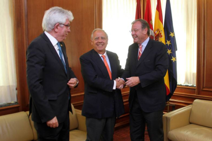 El alcalde de León, Antonio Silván (D), se reúne con el cónsul honorario de España en Washington, Luis Fernando Esteban Bernáldez (C), y el rector de la Universidad de León, José Ángel Hermida (I)