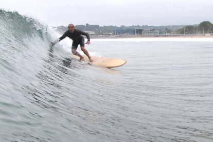 Pepe More surfeando en la playa de San Lorenzo, en Gijón