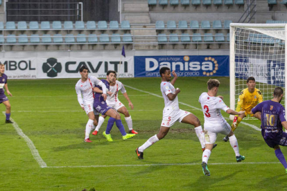 Un gol en los primeros minutos de Edu marcó la derrota del filial culturalista. JUAN MELLADO