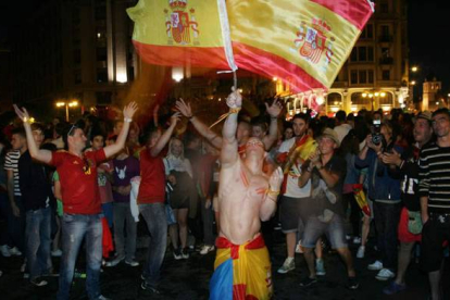 Cientos de banderas españolas ondearon en la noche leonesa por el triunfo en la Eurocopa. Secundino Pérez