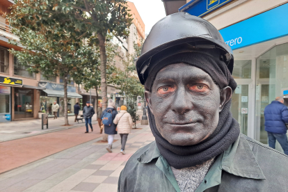 Svenson, trotamundos noruego que recorre Ponferrada en los días previos a Santa Bárbara representando a un minero. C. FIDALGO