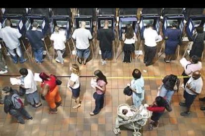 Largas colas y normalidad fueron las características de la jornada de votaciones.