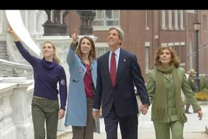 John Kerry acudió a votar junto a su familia. En la imagen, aparece relajado.