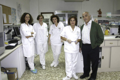 García Viejo con el equipo del laboratorio de San Juan de Dios en León. DL