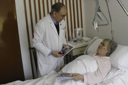 Miguel Pajares con una paciente de León. DL