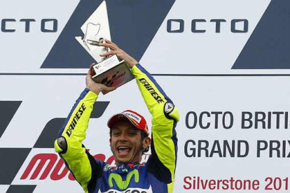 Valentino Rossi celebra su victoria en el Gran Premio de MotoGP en Silverstone.