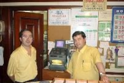 Los camareros del Restaurante Central de Boñar posan ante la máquina que selló el boleto