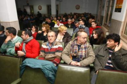 Los trabajadores de Coiper, reunidos ayer en la sede de UGT, asumieron que el ajuste en la eólica es