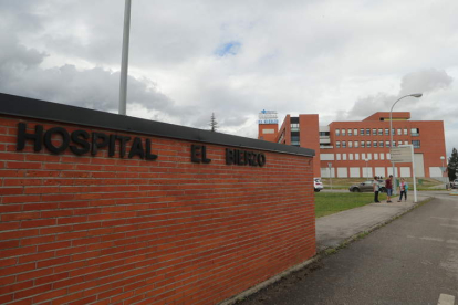 Imagen del exterior del Hospital El Bierzo, en Fuentesnuevas. L. DE LA MATA