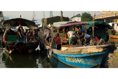 Un momento del rodaje de ‘The Fisherman’ en el Puerto de Victoria en Hong Kong. En bermudas y con bisera, el director Alejandro Suárez