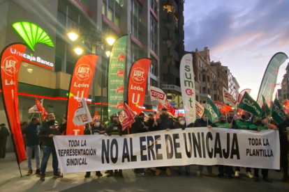 Protesta de los trabajadores de Unicaja en León.