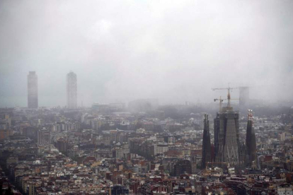 Barcelona ayer, bajo un intenso temporal de lluvia. ALEJANDRO GARCÍA