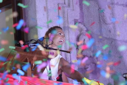 Lydia Valentín pregonó ayer las Fiestas de la Encina en la plaza del Ayuntamiento. Luis de la Mata