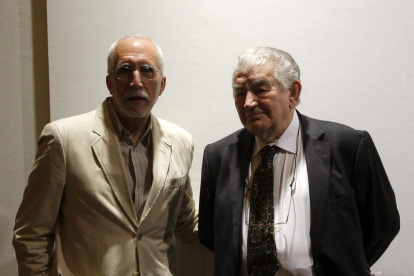 Díez junto a Antonio Gamoneda, en 2008. RAQUEL P. VIECO