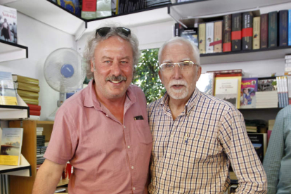 Julio Llamazares y Luis Mateo Díez, en 2015. RAQUEL P. VIECO