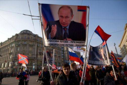Partidarios de Putin celebrando ayer el día de la Unidad en Moscú.
