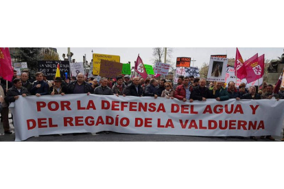 Los vecinos de la Valduerna acompañaron a los regantes a la manifestación de Valladolid. DL