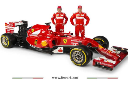 Fernando Alonso y Kimi Raikkonen posan con el nuevo Ferrari F14T.