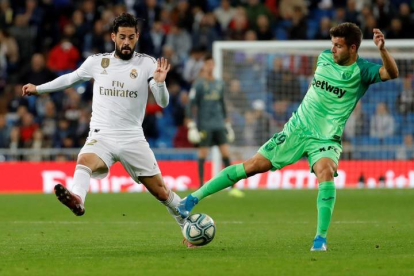 El centrocampista del Real Madrid, Isco, disputa el balón ante el delantero del Leganés, Aitor Ruibal. JUANJO MARTÍN