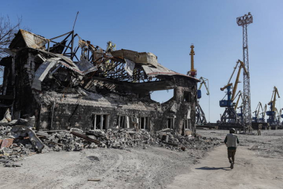 Un hombre pasa por delante de un edificio derruido en Mariúpol. SERGEI ILNITSKY