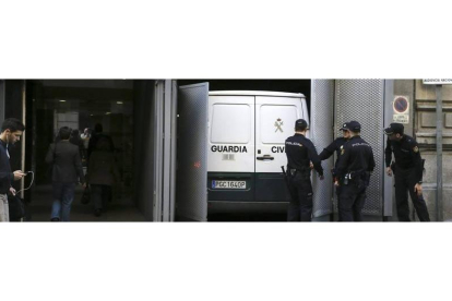 Uno de los furgones para el traslado de los detenidos entra en la Audiencia Nacional