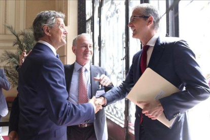 El Gobernador del Banco de España, Pablo Hernández de Cos, y el presidente del Instituto de la Empresa Familiar, Francisco J. Riberas, se saludan en Madrid.