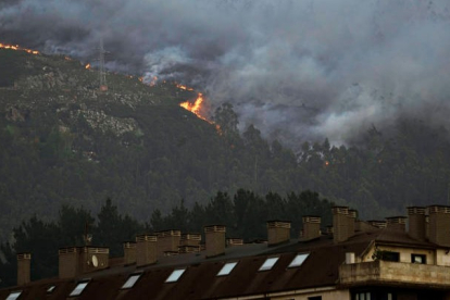 Asturias registra a primera hora de este viernes 116 incendios forestales, veintiséis más que anoche. PACO PAREDES EFE