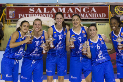 Ángela, a la izquierda, levantó tres trofeos en Salamanca. DL