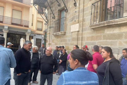 Un grupo de vecinos se trasladó esta mañana hasta el Ayuntamiento de Astorga para pedir una solución. DL