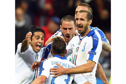 Los jugadores italianos celebran el 1-0 que firmaba en la primera parte Giaccherini. ZENNARO