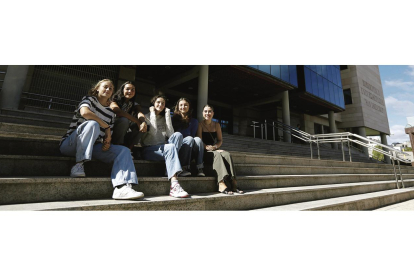 De izquierda a derecha. Silvia Rifa, Áurea Fernández, Lucía González, Laura Fernández y Cecilia Robles. fernando otero