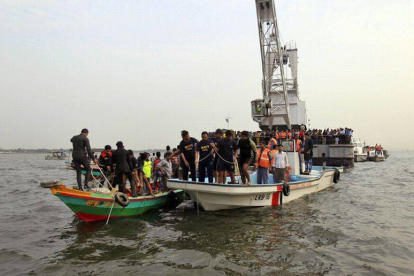 Miembros de la marina buscan víctimas del accidente de un ferry en el rio Meghna, Bangladés.