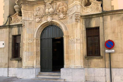 Acceso a la sede de la Audiencia Provincial de León. ARCHIVO