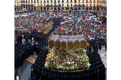El Encuentro, el Viernes Santo en la Plaza Mayor durante la procesión de Los Pasos