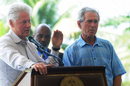 Los expresidentes Bill Clinton (izquierda) y George W. Bush en una visita a Haití, en marzo del 2010.