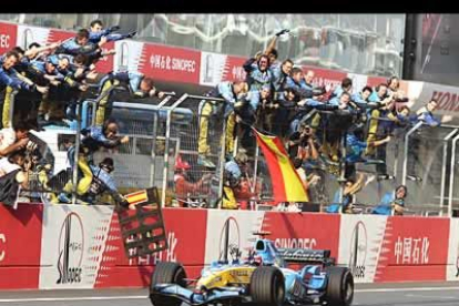 Los mecánicos de Renault celebran el ttriunfo de Alonso que les da el título de constructores.