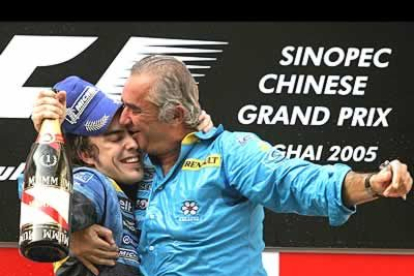 Flavio Briatore se mostró exultante de alegría en el podio.