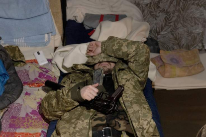 Un soldado ucraniano duerme en un hospital del frente del Donestk. ROMAN PILIPEY