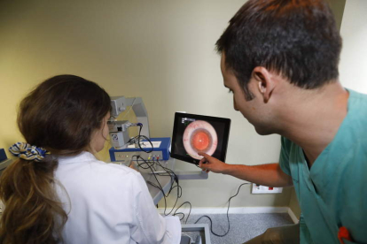Médicos residentes aprenden a operar cataratas en el Hospital de León. MARCIANO PÉREZ