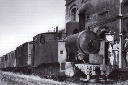 Estación de Ribadeo en 1958, con la locomotra SMV 2 que partía a Villaodriz. DR JONES /CORTESÍA LANUZA