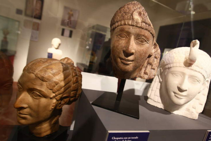 Detalle de los nuevos bustos de Cleopatra que ya lucen en una vitrina del Museo Bíblico y Oriental de León.