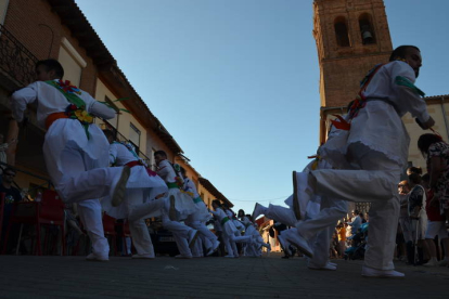 Imagen de la procesión de San Antonio, acompañada por los danzantes, en Villamañán. JONATHAN NOTARIO
