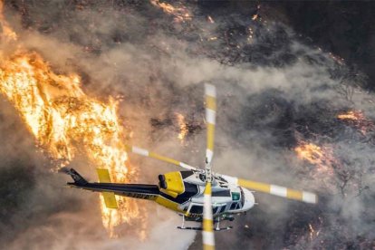 Cuatro incendios obligaron a cortar carreteras, cerrar escuelas y a evacuar a miles de personas.