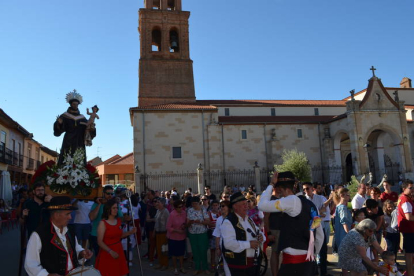 Imagen de la procesión de San Antonio, acompañada por los danzantes, en Villamañán. JONATHAN NOTARIO