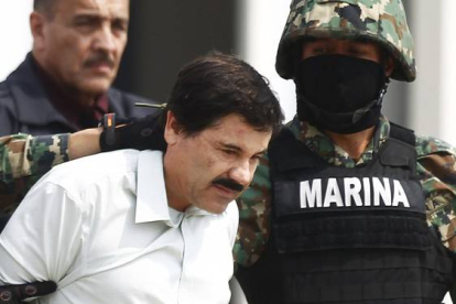 Joaquin 'El Chapo' Guzman, escoltado por soldados tras ser detenido en febrero del 2014.