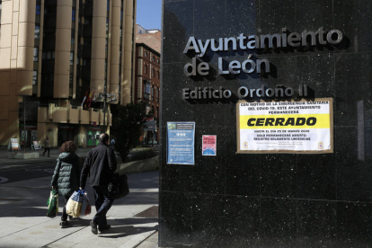 El Ayuntamiento de León, cerrado por el coronavirus. FERNANDO OTERO